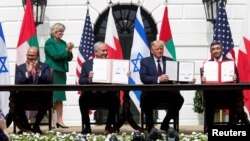 Ministar spoljnih poslova Bahreina Abdulatif al Zajani, izraelski premijer Benjamin Netanjahu, američki predsednik Donald Tramp i ministar spoljnih poslova UAE Abdula bin Zajed na potpisivanju Abrahamovog sporazuma 15. septembra 2020. (Foto: Rojters/Tom Brenner)