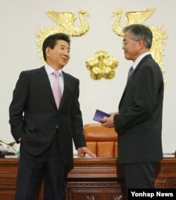 문재인 한국 대통령 당선인(오른쪽)이 청와대 비서실장 시절인 지난 2007년 5월 노무현 전 대통령에게 보고하고 있다.
