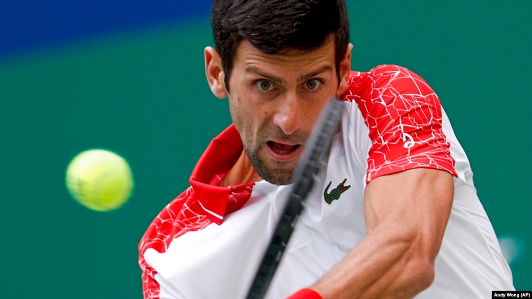 Novak Đoković u duelu sa Markom Čekinatom u trećem kolu turnira u Šangaju (Foto: AP/Andy Wong)