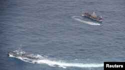 厄瓜多爾軍艦2020年8月7日在加拉帕戈斯群島附近海域上監視外國漁船（路透社）