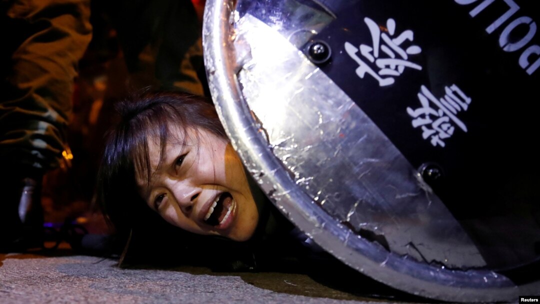 一名香港反送中抗議者被香港防暴警察壓倒在地。（2019年9月2日）