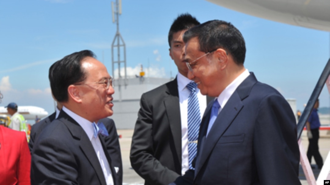 中國國務院副總理李克強(右)抵港訪問﹐香港特區行政長官曾蔭權於機場握手迎接