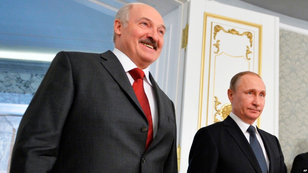 Russian President Vladimir Putin and Belarusian President Alexander Lukashenko (l) meet in Minsk, Belarus, Feb. 25, 2016. 
