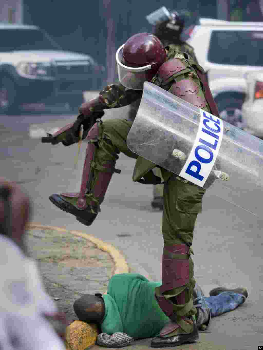 Polisi anti huru-hara Kenya tertangkap kamera sedang menendangi seorang demonstran dalam aksi protes di Nairobi.