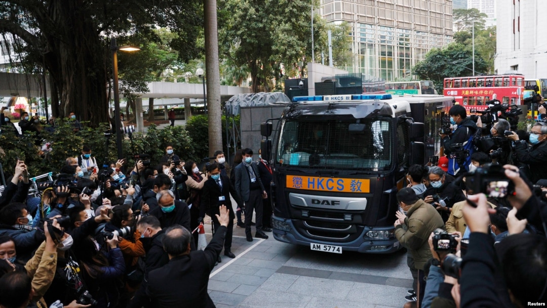 被控非法集結案的黎智英乘坐監獄汽車抵達香港終審法院。 （2020年12月31日）