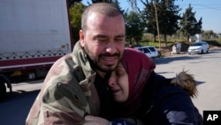 دایک و باوکێکی سوریایی شیوەن بۆ مەرگی کچەکەیان دەکەن کە لە بوومەلەرزەکەدا گیانی لەدەستداوە