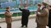 Lãnh tụ Bắc Triều Tiên Kim Jong Un đưa ra các hướng dẫn khi đến thăm công trường xây dựng ở Bình Nhưỡng. Các tổ chức nhân quyền và LHQ muốn đưa các giới chức Bắc Triều Tiên, kể cả ông Kim Jong Un ra xét xử trước Tòa Hình sự Quốc tế về tội ác chống nhân loại.