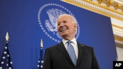 El presidente Joe Biden sonríe mientras recibe una gran ovación antes de pronunciar un discurso sobre política exterior en el Departamento de Estado en Washington, el lunes 13 de enero de 2025. AP