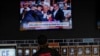 Una persona mira noticias en un bar local cerca del Fiserv Forum antes de la Convención Nacional Republicana de 2024, el 13 de julio de 2024, en Milwaukee.