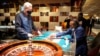 Un hombre apuesta a la ruleta durante la reapertura del hotel-casino Bellagio, cerrado desde el 16 de marzo de 2020, como parte de los esfuerzos por frenar la propagación del coronavirus en Las Vegas, Nevada. 4 de junio de 2020. 