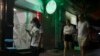 คนเดินผ่านร้านจำหน่ายกัญชา เมื่อ 10 ส.ค. 2022 ที่กรุงเทพฯ ประเทศไทย (AP Photo/Wally Santana)