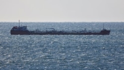 一艘原油油輪行駛在俄羅斯港口城市納霍德卡附近的納霍德卡灣。 (路透：2022年12月4日)