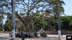 Grevistas concentrados junto ao Palácio do Governador de Benguela 