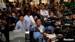 柬埔寨首相兼柬埔寨人民的主席洪森在甘丹省的一個投票站準備投票。(2018年7月29日) 