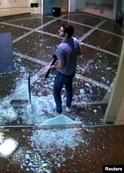 Video kamera keamanan dari tersangka penembakan massal di dalam Old National Bank di Louisville. (Foto: via Reuters)