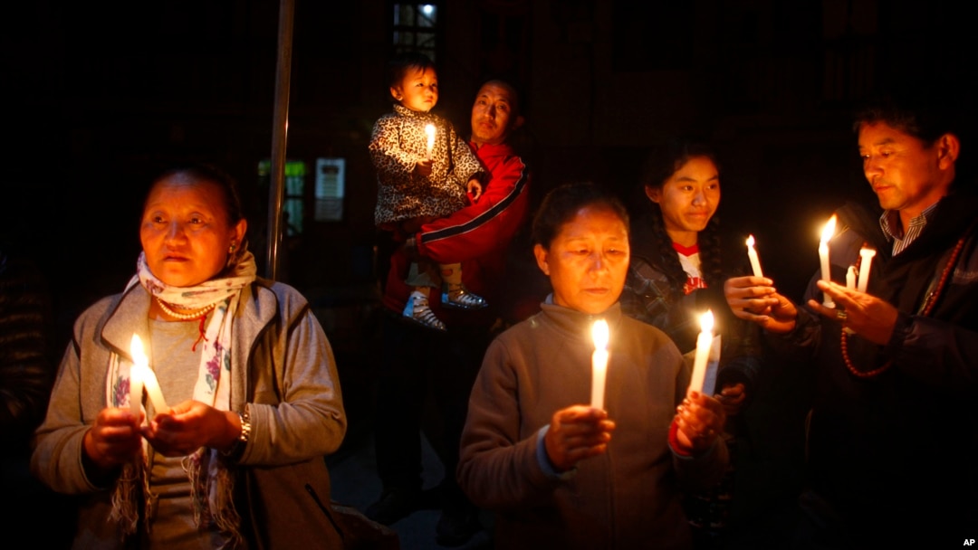 Exile Tibetans participate in a candle light vigil in solidarity with fellow Tibetans who have self immolated, in Katmandu, Nepal, February 13, 2013.
