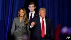 Дональд Трамп вместе с Меланией Трамп и Бэрроном Трампом прибывает на вечеринку, посвященную результатам выборов, в среду, 6 ноября 2024 года, в Уэст-Палм-Бич, штат Флорида (AP Photo/Alex Brandon)