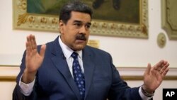 El Procurador General del gobierno en disputa de Venezuela, Reinaldo Muñoz, habría contratado por separado y hasta por 12,5 millones de dólares a Robert Stryk, de la firma Sonoran Policy Group, y a Foley & Lardner, según un documento publicado por el Departamento del Tesoro.