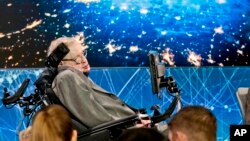Stephen Hawking durante una conferencia de prensa el 12 de abril de 2016 en Nueva York.