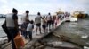 Migrantes, en su mayoría haitianos, abordan un bote en Necoclí, Colombia, con destino a Acandí, para luego cruzar a Panamá y continuar hacia el norte, el 23 de septiembre de 2021. Archivo.