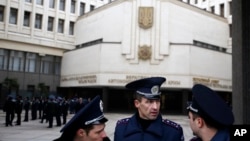 Украинские полицейскиеу здания местного органа власти.Симферополь, Крые, Украин, 26 февраля 2014г.