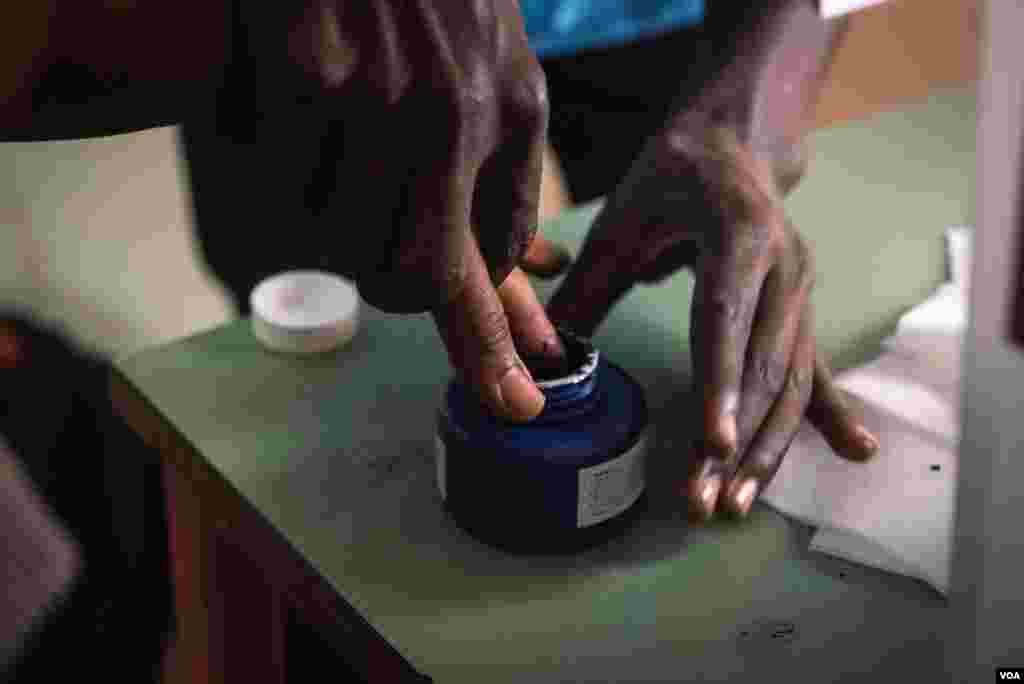 A voter gets her finger inked after casting her ballots in Freetown, Sierra Leone, March 7, 2018. (Photo: Jason Patinkin / VOA)