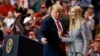 Archivo. El presidente Donald Trump saluda a su hija Ivanka Trump cuando llega para hablar durante un mitin en Cleveland, el 5 de noviembre de 2018.