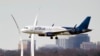 Arhiva - Putnički avion kompanije Džetblu sleće na aerodrom u Vašingtonu, 19. januara 2022.