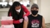  Para mantener un conteo y observación de quienes ya han sido inmunizados, los gobiernos y autoridades sanitarias expiden tarjetas de vacunación, pero, como nos cuenta Adriana Arévalo, la venta clandestina de certificados ha hecho saltar las alarmas a niv