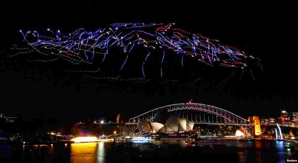 Festival Cahaya di atas jembatan 'Sydney Harbour' dan Opera House di Sydney, Australia.