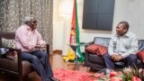 Afonso Dhlakama, líder da RENAMO (esq) e Filipe Nyusi, Presidente da República de Moçambique