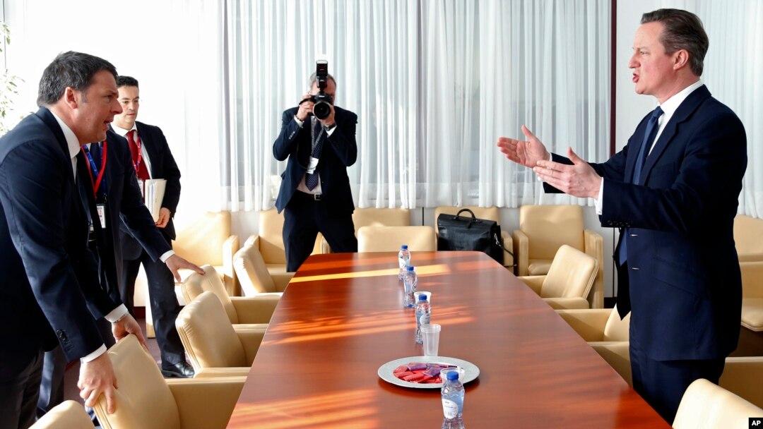 British Prime Minister David Cameron, right, speaks with Italian Prime Minister Matteo Renzi, left, during a meeting on the sidelines of an EU summit in Brussels, Feb. 19, 2016.