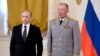 El presidente ruso, Vladimir Putin, junto al general Alexander Dvornikov en la ceremonia en que le fue otorgado el título de Héroe de la Federación Rusa en 17 de marzo de 2016. Foto de Sputnik divulgada por Reuters.