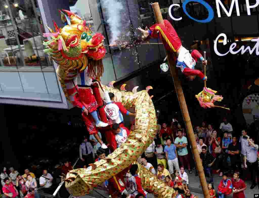 Vũ công Thái Lan biểu diễn múa rồng ở phía trước một trung tâm mua sắm trong dịp Tết Nguyên đán ngày 19/2/2015.