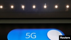 Un letrero lumínico anuncia la tecnología 5G en el aeropuerto de Zaventem de Bélgica el 4 de mayo de 2020.