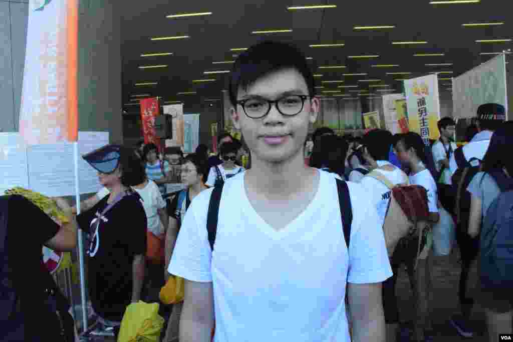 學民思潮發言人黎汶洛表示,議員辭職公投、修改基本法等,都可能是香港民主運動下一步的方向。(美國之音 湯惠芸攝)