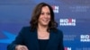 ARCHIVO - La compañera de fórmula del candidato demócrata a la presidencia, exvicepresidente Joe Biden, senadora Kamala Harris, demócrata por California, firma los documentos para recibir la nominación demócrata para presidente y vicepresidente de EE.UU.