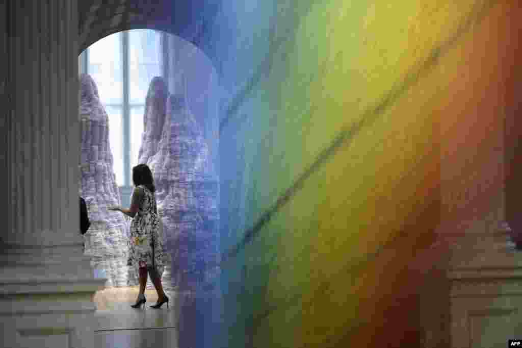 Ibu Negara AS Michelle Obama terlihat dari 'Plexus A1' Gabriel Dawe di Galeri Renwick milik institusi Smithsonian di Washington, DC.