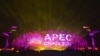 Màn hình với biểu tượng APEC trên sân vận động quốc gia "Tổ Chim" trong buổi tập dượt đèn và pháo hoa chuẩn bị cho Hội nghị thượng đỉnh APEC sắp tới ở Bắc Kinh, ngày 4/11/2014.