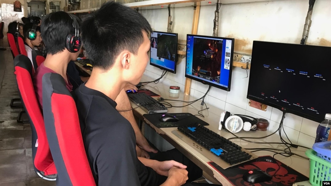 Cyber security awareness has not kept up with the popularity of internet cafes in Vietnam. (Photo: H. Nguyen / VOA)