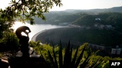 FILE - Idamu elikhulu eleLake Kariba kalisaphehli ngemfanelo umlilo kagesi.