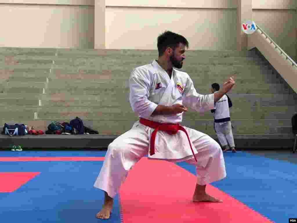 “En la selección de karate yo creo que la gran mayoría está viviendo fuera de Venezuela. Antes, teníamos la posibilidad de hacer concentraciones, de entrenar juntos. Ahora, nos vemos en los eventos directamente”, asegura Antonio Díaz, miembro de la selección nacional de karate de Venezuela.