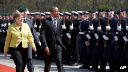 Acompanhado da chanceler alemã, Angela Merkel, Presidente Obama passa em revista guarda de honra
