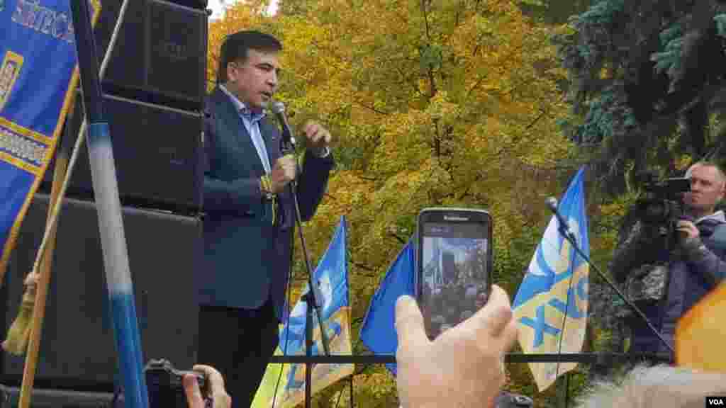 Namoyishga Ukraina fuqaroligidan mahrum qilingan asli gruziyalik siyosatchi Mixail Saakashvili va boshqa muxolifat yetakchilari boshchilik qildi. 