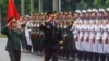 美軍參謀長聯席會議主席訪問越南，和越南軍隊總參謀長檢閱儀仗隊（2014年8月14日）