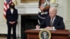 El presidente de EE.UU., Joe Biden, firma decreto para revisar las cadenas de suministro el 24 de febrero de 2021.