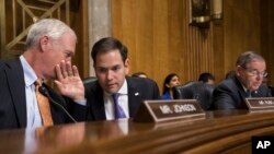 來自佛羅里達州的共和黨參議員魯比奧（Marco Rubio，中）在參議院（2018年1月9日）