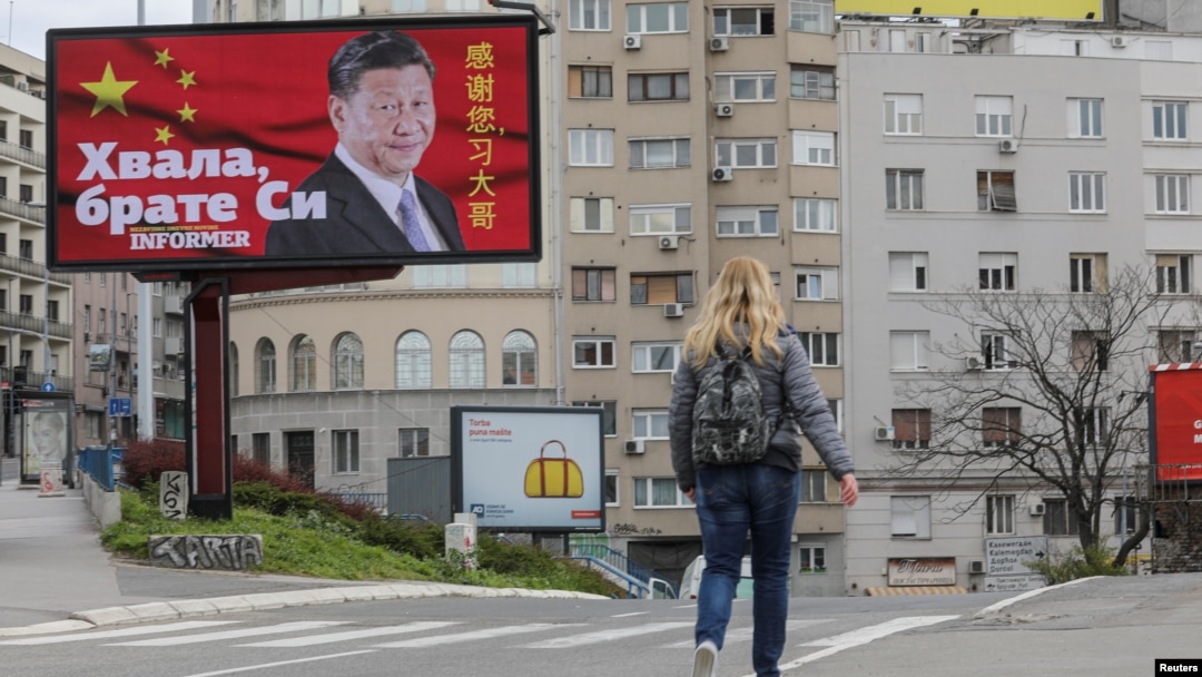塞爾維亞一名女子走過貝爾格萊德街頭樹立的感謝中國領導人習近平的廣告牌旁。 （2020年4月1日）
