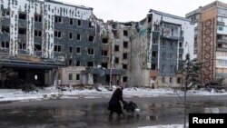 Местная жительница на улице Покровска. Донецкая область. Декабрь 2024 года. REUTERS/Inna Varenytsia/