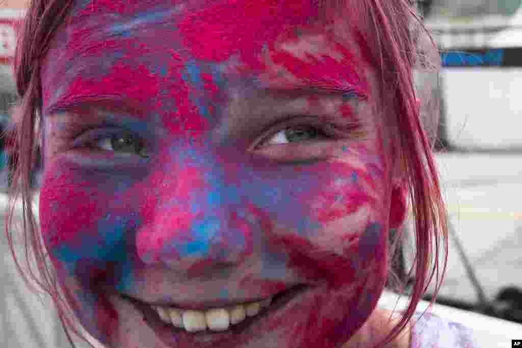 Seorang gadis Rusia mengecat wajahnya pada Festival Warna di Moskow, Rusia.
